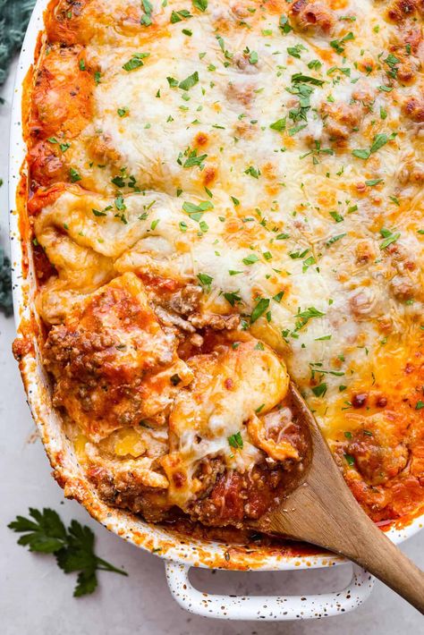 Million Dollar Ravioli Casserole Bake Ravioli Casserole, Toasted Ravioli Casserole, Million Dollar Cheese Ravioli Casserole, Easy Baked Ravioli Casserole, Spaghetti Dishes Ideas, Italian Casserole Recipes For Dinner, Pasta Ravioli Recipes, Casserole For New Mom, Dinner In 321 Recipes