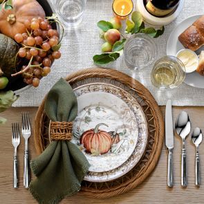 Thanksgiving Plate Sets, Thanksgiving Table Settings White Plates, Gold Thanksgiving Table, Thanksgiving Dinner Table Setting, Thanksgiving Dinnerware, Thanksgiving Decorating, Christmas Dining Table Decor, Thanksgiving Plates, Pumpkin Salad