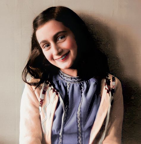 Anne Frank Pictures, Anne Frank Fotos, Anne Frank Aesthetic, Ann Frank, Margot Frank, Anne Frank Quotes, Dimitra Milan, Anna Frank, Pencil Sketch Images