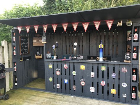 This Pallet Bar In My Backyard Cost Me Only $112 To Make | Bored Panda Bar Con Pallet, Palet Bar, Pallet Bar Plans, Diy Garden Bar, Outdoor Garden Bar, Pallet Bar Diy, Diy Outdoor Bar, Bar Shed, Outside Bars