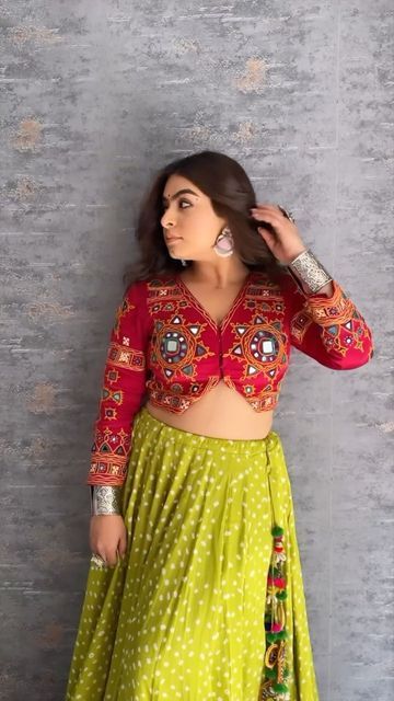 Navratri Full Sleeve Blouse, Bharela Blouse Design, Navaratri Blouse Designs Latest, Blouse Designs Latest For Navratri, Navaratri Choli Design, Lengha Choli For Navratri, Gujarati Blouse Design, Blouse Pattern For Navratri, Navratri Choli Designs Blouses