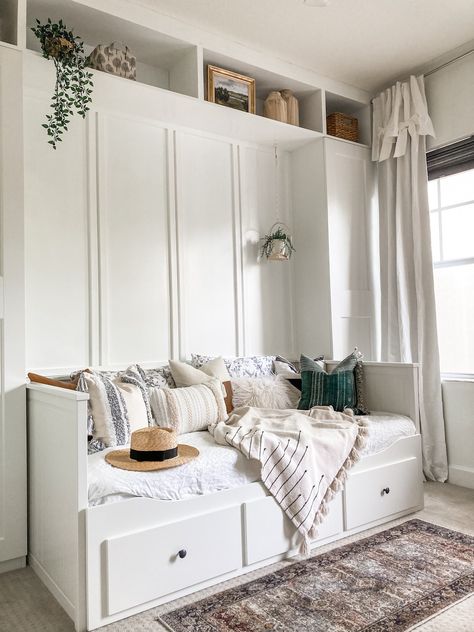 How To Create A Multi-Purpose Room with a Daybed - XO My Home Small Room Daybed, Ikea Multipurpose Room, Den With Daybed, Decorate Daybed, Built In Daybed With Bookshelves, Ikea Daybed Styling, White Daybed Room Ideas, Styling Daybed, Girls Room With Daybed