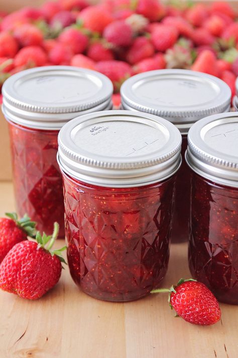 This simple and delicious homemade strawberry jam is so easy to make. It's the perfect way to enjoy those sweet summer berries! مربى الفراولة, Dehydrating Food, Sweet Sauces, Jam Jam, Recipe Strawberry, Strawberry Jam Recipe, Jam Recipes Homemade, Homemade Strawberry Jam, Freezer Jam