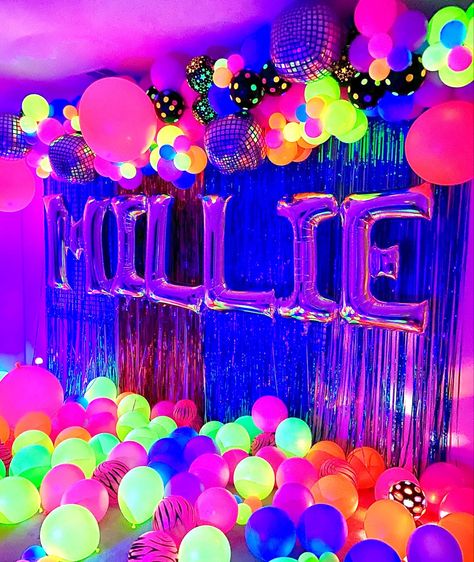 Glow Birthday Party Ideas, Dark Birthday Party, Glow In The Dark Birthday, Glow Theme Party, Dark Birthday, 14th Birthday Party Ideas, Fun Party Favors, 15th Birthday Party Ideas, Glow In Dark Party