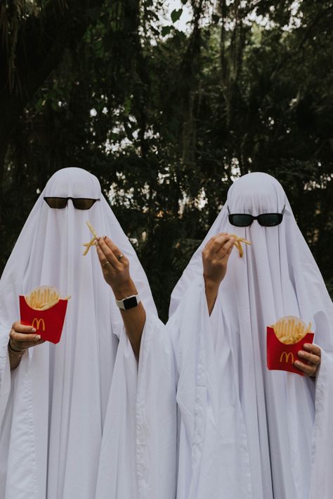 Halloween Shot Ideas, Bestie Photoshoot, Sheet Ghost, Ghost Photography, Halloween Photography, Spooky Szn, Best Friend Photoshoot, Ghost Pictures, Ghost Photos