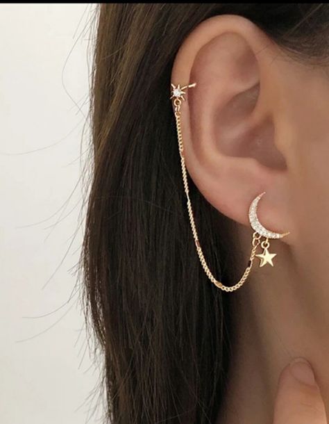 Helix With Chain, Piercings Oreja Aesthetic, Peircings Earring, Aesthetic Ear Piercings, Helix Piercing Ideas, Ušný Piercing, Earring Cuff Chain, Cool Ear Piercings, Pretty Ear Piercings