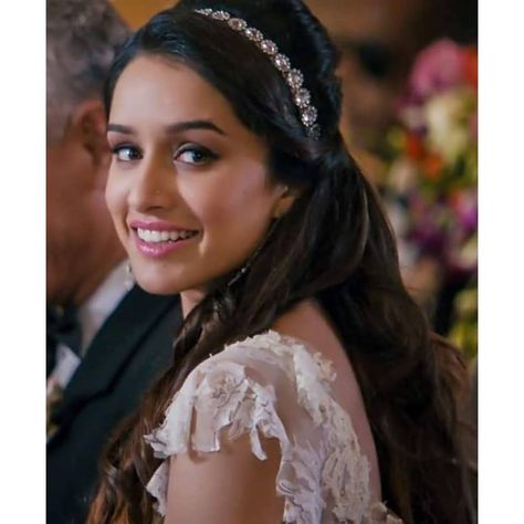 Alia Bhatt Saree, Shraddha Kapoor Cute, Shraddha Kapoor, Indian Actress Hot Pics, Bollywood Celebrities, Twitter Header, Fashion Poses, Stylish Girl, Bollywood Actress