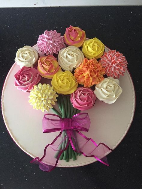 Flower Bouquet Cupcakes, Flower Cupcake Cake, Bouquet Cupcakes, Tårta Design, Cupcake Flower Bouquets, Cupcakes Flores, Rodjendanske Torte, Cake Bouquet, Pull Apart Cupcake Cake