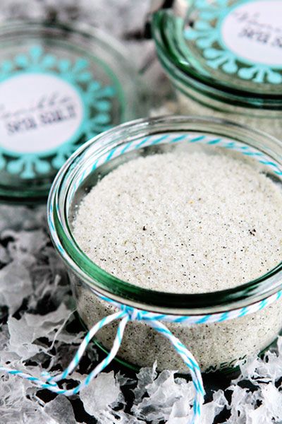 1 cup sea salt 4 vanilla beans, split lengthwise and scraped, seeds reserved Directions:  1. In a large bowl, combine sea salt and vanil... Cinnamon Vanilla Salt, Salt Bowl Ideas, Salty Brownies, Vanilla Salt, Diy Vanilla, Sea Salt Recipes, Infused Salt, Chocolate Tarts, Bath Scrub