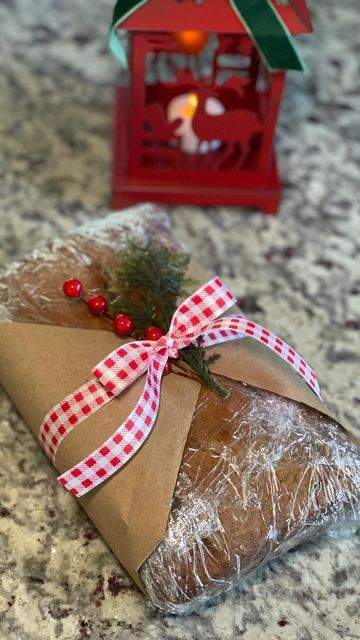 Bread Basket Gift Ideas Holidays, How To Wrap Bread As A Gift Basket Ideas, Bread Board Gift Ideas, How To Wrap Mini Loaves For Gifts, Bread Gift Wrapping Ideas, Loaf Wrapping Ideas, How To Wrap Banana Bread As A Gift, Giving Bread As A Gift, How To Wrap Baked Goods