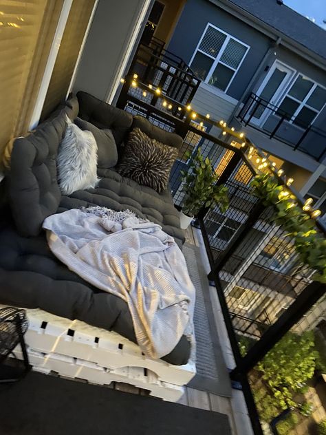 College Apartment Patio Decor, Apartment Inspiration Balcony, Diy Balcony Bed, Diy Balcony Couch, Balcony Couch Diy, Balcony Decor With Lights, Fake Plants Patio Decor, Pallet Bed Balcony, Pallet Couch Outdoor Balcony