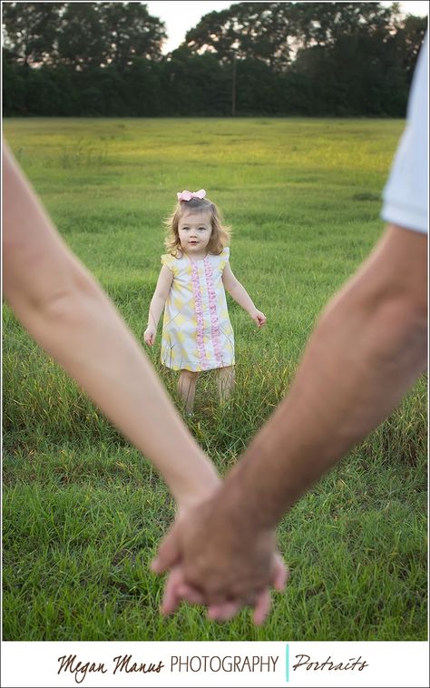 Family photography Backgrounds Photography, Baby Family Pictures, Baby Birthday Photoshoot, Ideas For Photography, Cute Family Photos, Family Photos With Baby, Family Photoshoot Poses, Family Portrait Poses, Family Picture Poses