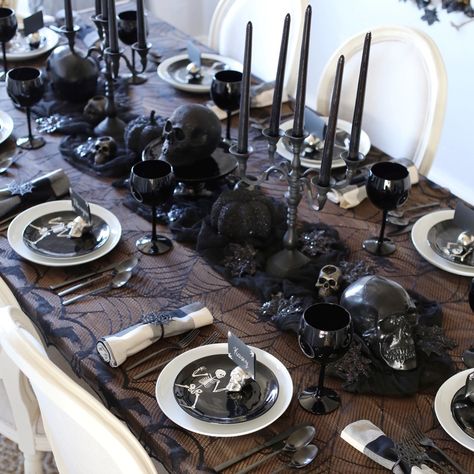 halloween decorations dinner party table setting tablescape Halloween Table Settings, Elegant Halloween Decor, Dinner Party Table Settings, Table Halloween, Halloween Tablecloth, Halloween Tablescape, Halloween Fest, Halloween Party Dinner, Dinner Party Table