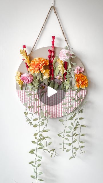 Katie | Crafter and Felt Enthusiast on Instagram: "DIY Floral wall decor! Using paper straws and a wood round make this super simple and sweet floral craft!  I loved my Valentine wall hanging, but I’m trading it in for this bright colored wildflower inspired one. Hopefully these cheerful blooms will encourage spring to come a little sooner😆" Round Wall Decor Ideas, Diy Wall Hanging Crafts Room Decor, Wall Decoration Ideas With Paper Diy, Spring Crafts For Adults Diy, Wall Hanging Diy Paper, Spring Crafts For Adults, Floral Wreath Diy, Diy Floral Wall, Paper Straws Crafts