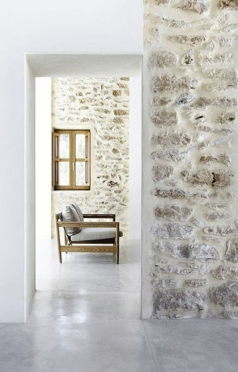 Beach House life+style Stone Walls Interior, 아파트 인테리어, Stone Walls, Stone Cottage, Design Del Prodotto, 2020 Design, Stone Houses, White Furniture, Stone House