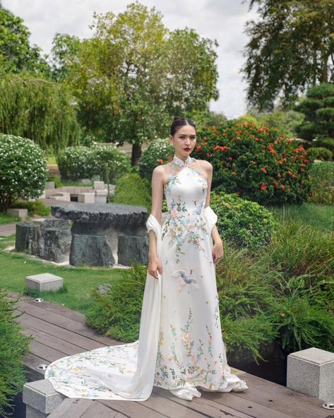 Embrace the Elegance of the Lisha Áo Dài ✨ Our Lisha Áo Dài is a breathtaking blend of Vietnamese and cheongsam-inspired design, perfect for the bride who loves tradition with a modern flair. Featuring delicate lace details and a sophisticated high neckline, this gown captures timeless beauty. What sets it apart? A detachable cape that adds a layer of drama and versatility to your bridal look! Whether you want to make a grand entrance or transition from ceremony to reception in style, the L... High Fashion Bridal, Ao Dai Vietnamese, Handmade Embellishments, Vietnamese Ao Dai, Detachable Cape, Qi Pao, Cheongsam Modern, Bridal Cape, Dream Dresses