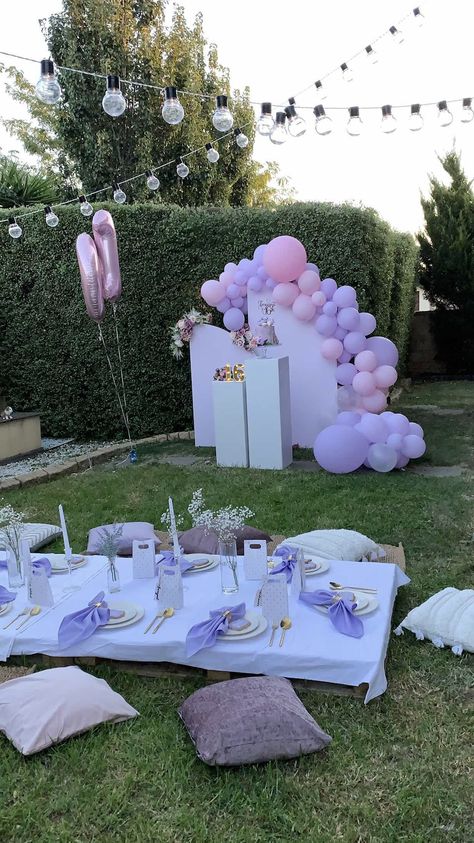 17 Balloons, Grass Backyard, Lunch Aesthetic, Backyard Park, Brunch Party Decorations, Glamping Birthday, Purple Birthday Party, Graduation Party Cake, Birthday Purple