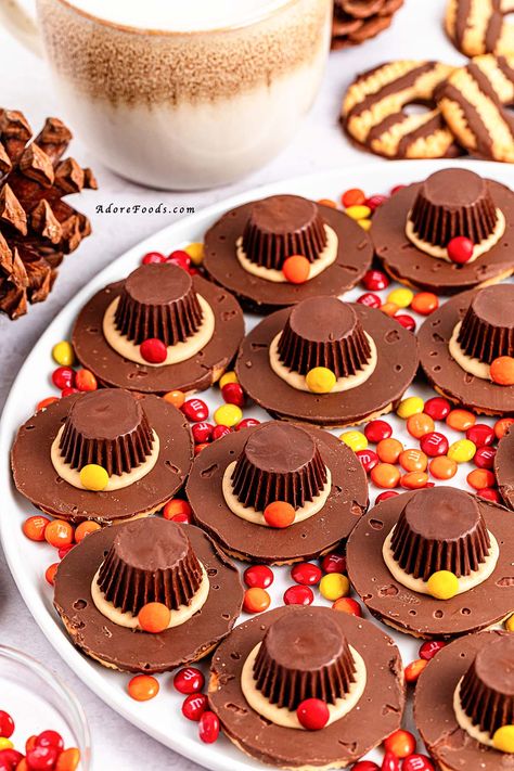 Pilgrim Hat Cookies Pilgrim Hats Dessert, Pilgrim Hat Dessert, Pilgrim Hat Cupcakes, Cute And Easy Thanksgiving Desserts, Acorn Cookies Nutter Butter, Thanksgiving Kids Snack Ideas, Turkey Cookies With Fudge Stripe Cookies, Thanksgiving Cute Appetizers, Thanksgiving Edible Favors