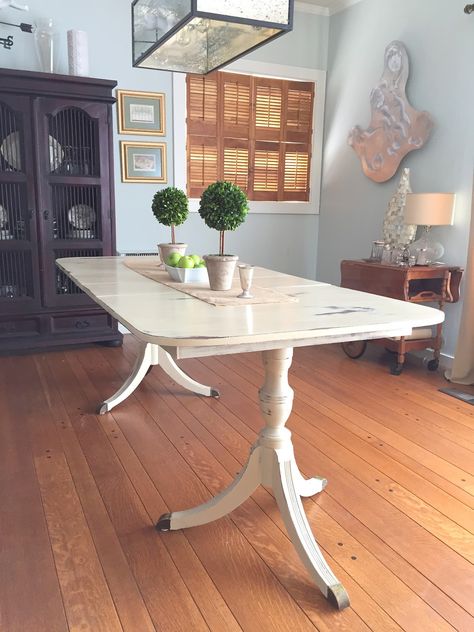 Duncan Phyfe dining table painted with Annie Sloan Chalk Paint Painted Duncan Phyfe Dining Table, Duncan Phyfe Table Makeover, Paint Dining Room Table, Paint Dining Room, Dining Table Painted, Duncan Phyfe Table, Painted Dining Room Table, Painted Tables, Table Redo