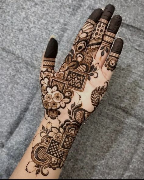 Discover the beauty of mehndi tattoo designs that are both intricate and elegant. Perfect for any celebration, these henna patterns range from simple to elaborate, catering to all tastes. Add a touch of tradition to your modern style with unique and captivating mehndi tattoos. Whether for a wedding or a festival, these designs are sure to impress. #simplemehndi #easymehndi #mehndidesigns #mehndicorner Front Mehndi Design, Henna Tattoo Designs Hand, Simple Henna Tattoo, Latest Henna Designs, Simple Mehndi Designs Fingers, Very Simple Mehndi Designs, Full Mehndi Designs, Henna Tattoo Designs Simple, Mehndi Designs Front Hand