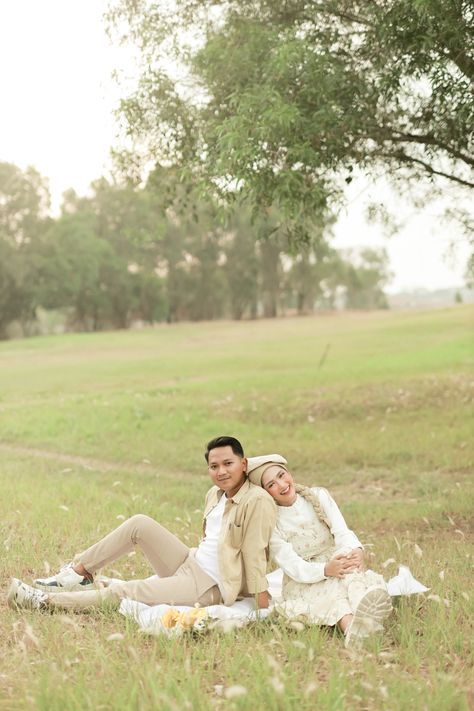 Prewedding Pose Outdoor, Prewed Ala Korea, Casual Prewedding Outdoor, Konsep Prewedding Outdoor, Prewed Casual Outdoor, Prewedding Ideas Outdoor Casual, Pose Prewedding Outdoor, Prewedding Outdoor, Pre Wedding Photoshoot Outdoor