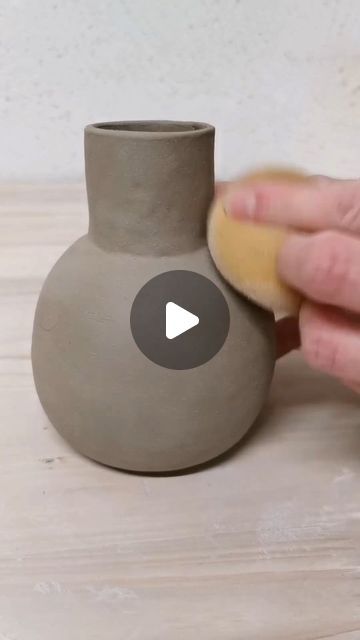 Vase En Ceramic, Hand Build Pottery Vase, Clay Forms Ideas, Pinch Vase Pottery, Hand Pinched Pottery, Pinch Pot Vase Ideas, Cute Clay Vase, Hand Built Ceramic Vase, Hand Built Pottery Vase