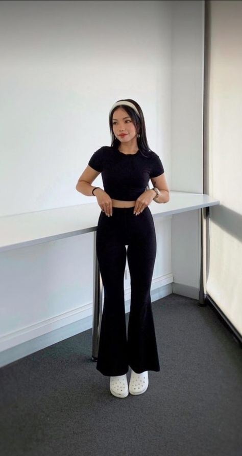 What to wear with flare leggings for school? Buy black flare leggings here ⬇️ Outfit Inspo Black Leggings, Outfits With Black Flare Leggings, How To Style Flare Leggings, Black Flare Leggings Outfit, Black Flared Leggings Outfit, Black Flare Jeans Outfit, Black Flare Pants Outfit, Flair Leggings Outfit, Flare Pants Outfits