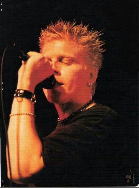 Dexter Holland of The Offspring. Dexter Holland 90s, The Offspring Wallpaper, Dexter Holland, Punk Wallpaper, The Offspring, Pretty Fly, Cool Hairstyles For Men, Punk Hair, Punk Rocker