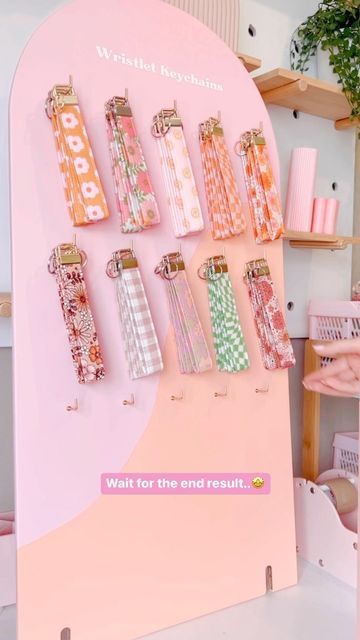 Diy Market Stall Ideas, Keychain Booth Display, Wristlet Keychain Display Ideas, Keychain Craft Show Display, Wristlet Displays For Craft Shows, Keychain Booth Display Ideas, Keychain Displays For Craft Shows, Cricut Market Stall, Keyring Market Display