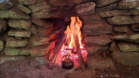 Bushcraft Shelter Fireplace, Bushcraft Shelter With Fireplace, Bushcraft Fireplace, Diy Off Grid, Shelters In The Woods, Camping Winter, Camping Youtube, Bushcraft Shelter, Off Grid Survival