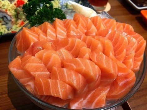 Salmon Sashimi Aesthetic, Salmon Sashimi, Sushi Recipes, God Mat, Food Drinks Dessert, Food Plating, Food Obsession, Cafe Food, Pretty Food