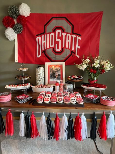 Grad Party Dessert Table, Cute Grad Party, Grad Party Themes, College Grad Party Decor, Grad Party Food, Grad Party Theme, Lila Party, Graduation Party Pictures, Graduation Party Desserts