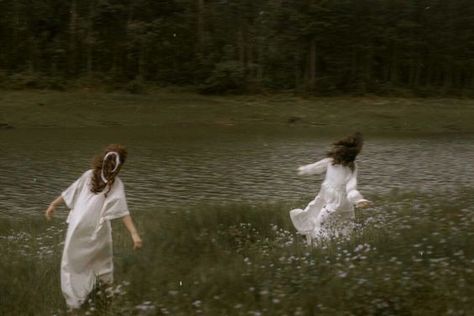 طابع بريدي, Fotografi Vintage, Poses References, Green Gables, White Dresses, The Grass, Nature Aesthetic, Infp, Jane Austen