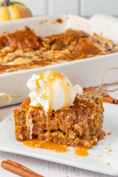 Pumpkin Earthquake Cake Recipe, Pumpkin Pudding Cake, Pumpkin Earthquake Cake, Pumkin Cake, Earthquake Cake, Pumpkin Pudding, Toffee Sauce, Pumpkin Pie Mix, Pumpkin Cake Recipes