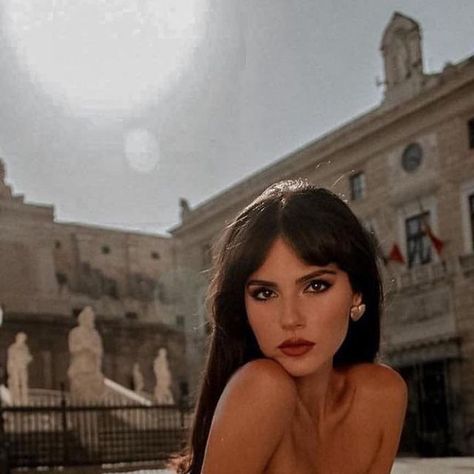 Paola Cossentino Aesthetic, French Style Haircut Short, French Aesthetic Makeup, Paola Cossentino Makeup, French Brunette Hair, Bangs Makeup Look, Outfits For Dark Hair, Haircut Bangs Round Face, Messy French Girl Makeup