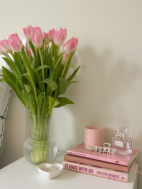 Pink Vibe Room, Flowers In The Bedroom, Tulips In Bedroom, Flowers In Room Bedrooms, Flowers For Bedroom Decor, Room Flowers Aesthetic, Cute Room Accessories Bedrooms, Bedroom Decor Flowers, Flowers In Room Aesthetic