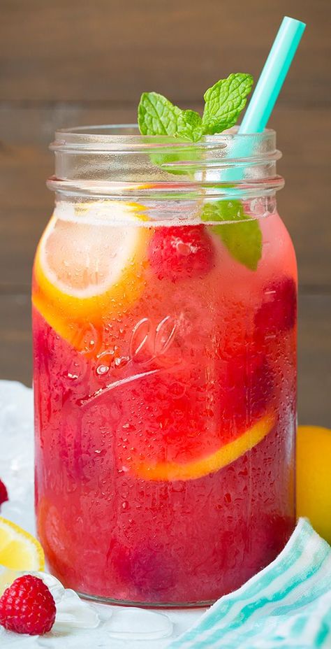 Sparkling Raspberry Lemonade - this is so vibrant and refreshing, I could drink this all summer long! Fodmap Desserts, Sommer Mad, Ladies Lunch, Liquor Drinks, Refreshing Summer Drinks, Boozy Drinks, Drinks Alcohol, Agua Fresca, Raspberry Lemonade