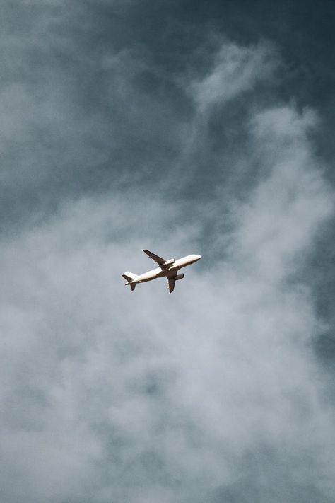 Iphone Wallpaper Airplane, White Plane, Acoustic Guitar Photography, Plane Photos, Moonlight Photography, Airplane Wallpaper, Clouds In The Sky, Airplane Photography, Scenic Wallpaper