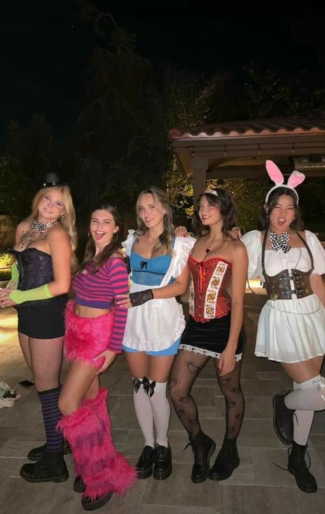 Wonderland Group Costume, Alice In Wonderland Group Costume, Disfarces Halloween, Alice Halloween, Alice In Wonderland Outfit, Classy Halloween Costumes, Carnaval Outfit, Horror Halloween Costumes, Cute Group Halloween Costumes