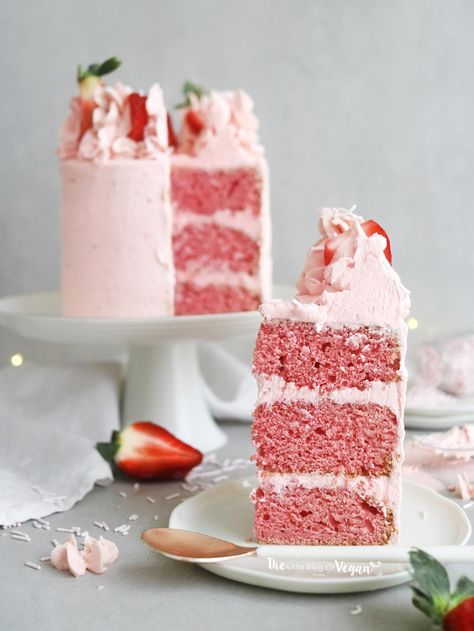 Pink Strawberry Cake, Strawberry Cake Recipe, Strawberry Cake Recipes, Vegan Cake Recipes, Salty Cake, Pink Foods, Vegan Christmas, Pink Strawberry, Strawberry Cakes