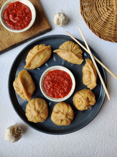 Vegetarian Fast Food, Momos Photoshoot, Veg Momos, Food Shoot, Cafe Idea, Side Designs, Rangoli Side Designs, Food Advertising, Vegetarian Snacks