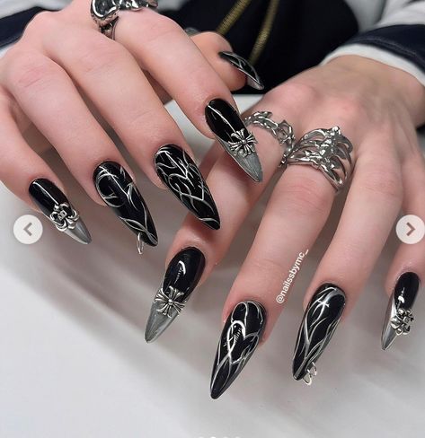 Black Silver Almond Nails, Black Base Nail Design, Cyberpunk Nails Black, Black And Silver Nails Almond, Purple Gothic Nails, Gothic Gel Nails, Black Gel X Nails, Rocker Nails Punk, Emo Nails Ideas