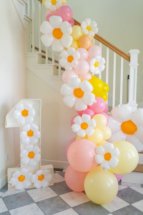 Daisy birthday garland, first birthday Daisy Themed Birthday Party Ideas, Daisies Birthday Theme, Daisy First Birthday Decor, 1st Birthday Girl Daisy Theme, Daisy First Birthday Theme Centerpieces, Spring Birthday Theme, Yellow Daisy Themed Birthday Party, Modern Daisy First Birthday, Daisy Birthday Balloons