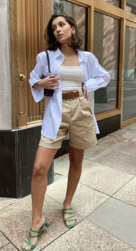 Safari Shorts Outfit, Safari Outfit Women Summer, Beige Bermuda Shorts Outfit, Elegant Shorts Outfit, Beige Shorts Outfits Women, Outfit Short Beige, Beige Shorts Outfit, Safari Outfit Women, Khaki Shorts Outfit