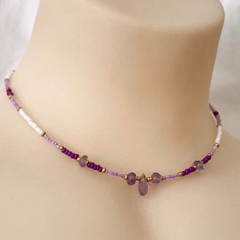 Choker Necklace Beaded, Y2k Bead Jewelry, Crystal Necklace Beads, Crystal Necklaces Ideas, Crystal Bead Necklace Ideas, Amethyst Beaded Necklace, Crystal Beads Necklace Design, Choker Necklace Beads, Y2k Beaded Necklace