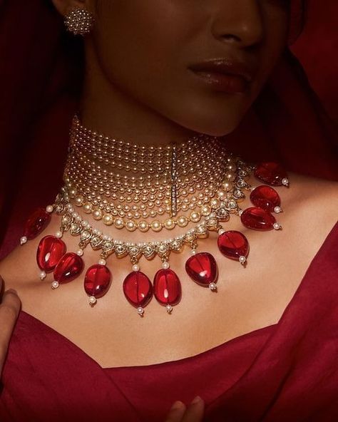 Style Your Gorgeous Bridal Jewellery Exquisitely With Your Bridal Outfits! - SetMyWed Indian Ruby Necklace, Pearl Bridal Jewelry Indian, Tarun Tahiliani Jewellery, Indian Pearl Jewellery, Outfit With Pearl Necklace, Indian Choker Necklace Set, Modern Indian Jewelry, Ruby Choker, Bridal Jewelry Indian