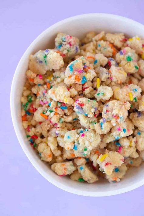 Inspired by the famous Milk Bar bakery in New York, this is my easy, homemade version of their popular Milk Bar Birthday Cake. With three layers of soft funfetti cake, dreamy vanilla buttercream and crunchy cookie crumbs, it’s perfect for birthdays, parties and celebrations! Recipe from sweetestmenu.com #cake #birthdaycake #sprinkles #funfetti Mercat Cake, Circus Animal Cookie Cake, Animal Cookie Cake, Milk Bar Cake, Milk Bar Recipes, Milk Bar Birthday Cake, Crumb Recipe, Circus Animal Cookie, Animal Cookie