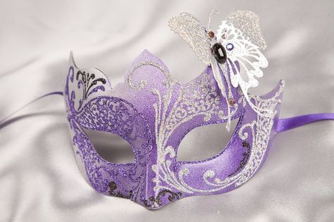 Half face mask, lilac in colour and looks quaint and would look perfect with a dress of a similar colour. Purple Masquerade Mask, Butterfly Masquerade Mask, Purple Masquerade, Lavender Mask, Masquerade Ball Masks, Beautiful Masks, Masquerade Outfit, Masquerade Theme, Venetian Masquerade Masks