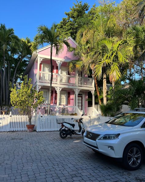 📍Key West Key West Florida Aesthetic, Key West Aesthetic, West Aesthetic, Florida Aesthetic, Summer Book, Unusual Buildings, Summer Books, Key West Florida, Winter Break