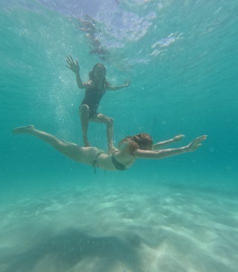 Underwater Pictures With Friends, Cute Underwater Pictures, Underwater Pics Aesthetic, In The Water Pictures, Pool Photo Shoot Ideas, Underwater Pool Pictures, Swimming Photo Ideas, In Water Poses, Under Water Pictures